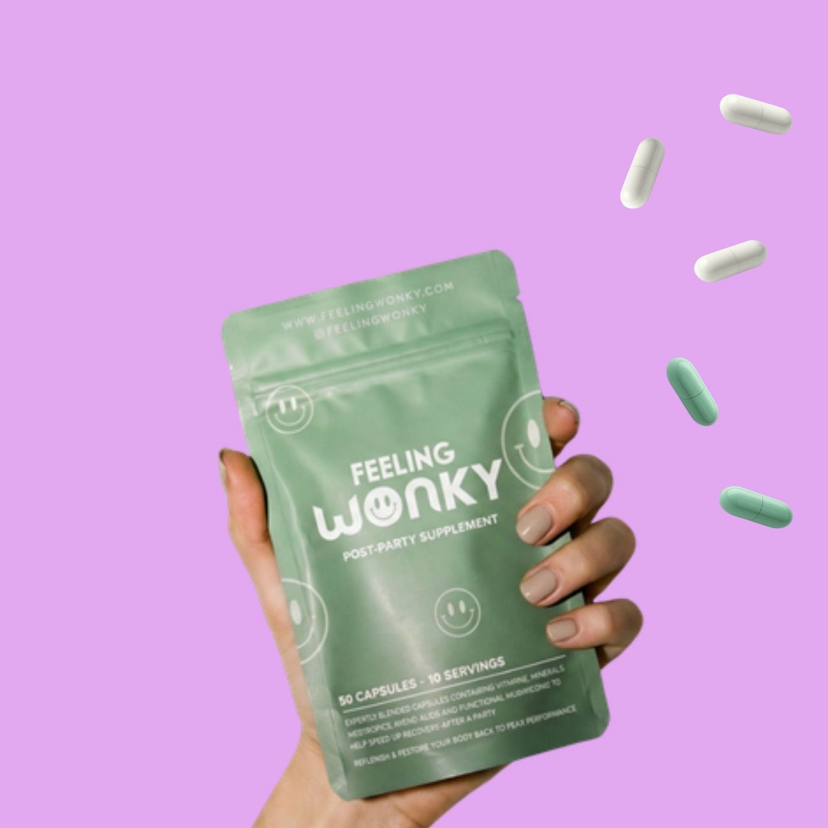 Hand holding a Feeling Wonky XL pouch with white night capsules and green morning capsules